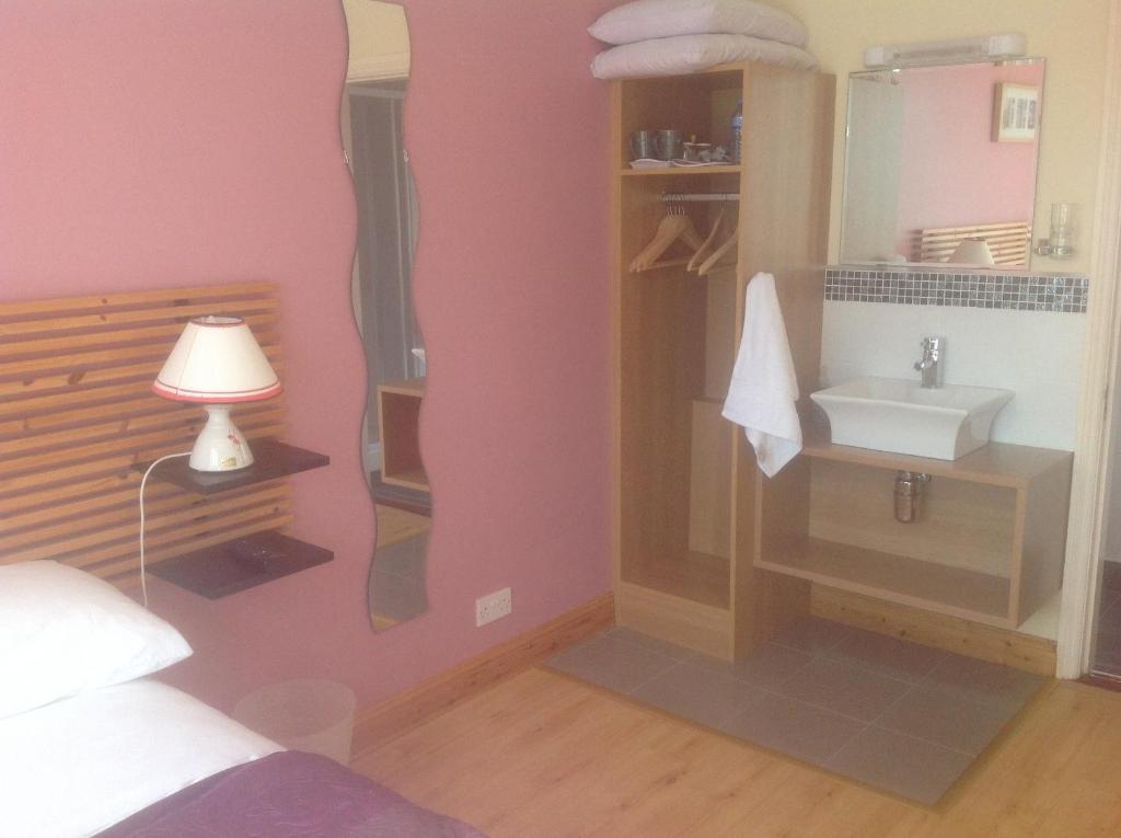 Emlagh East Brownes B&B 객실 사진